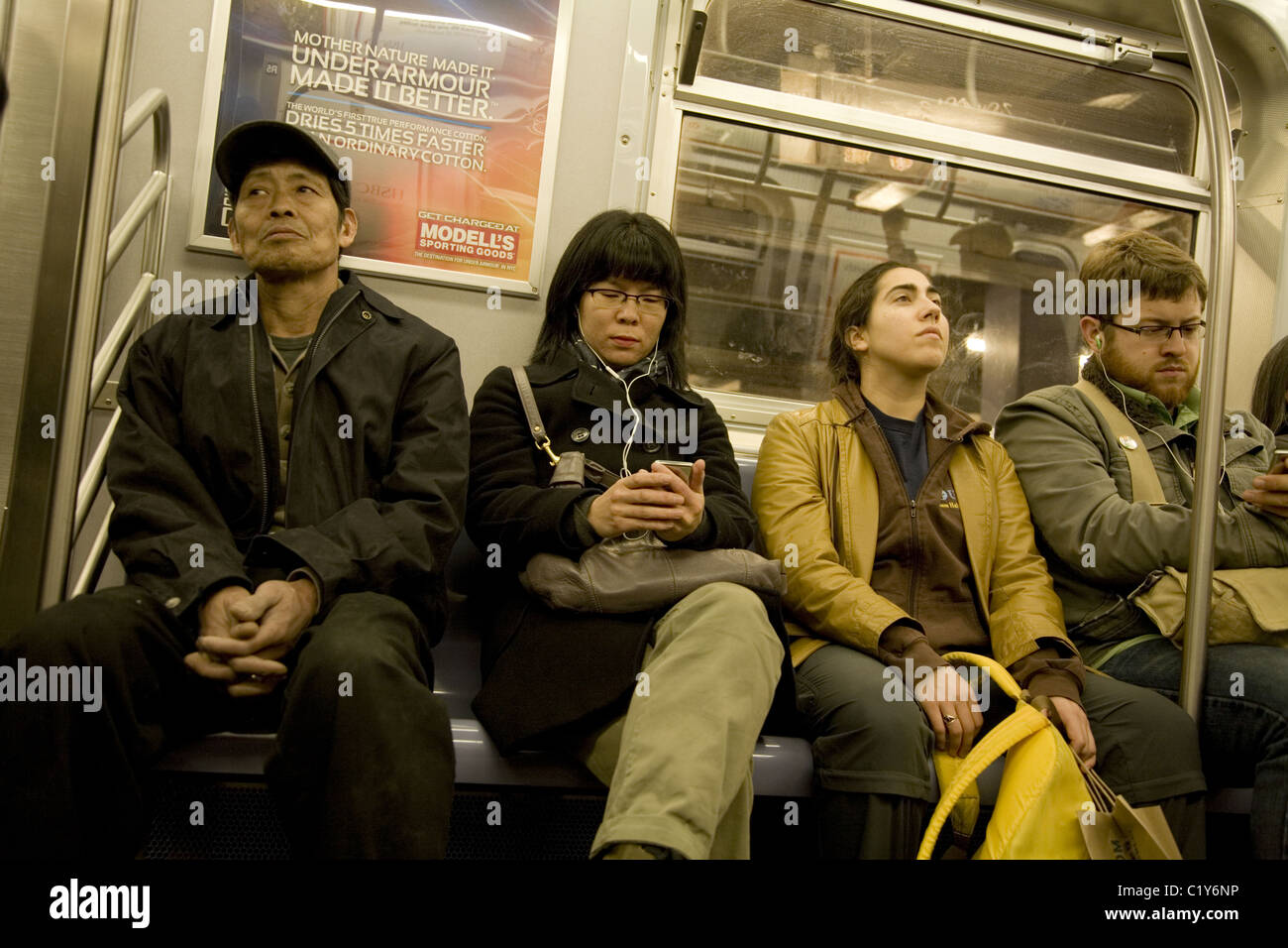In sella alla metropolitana di New York è una costante esperienza multiculturale. Foto Stock