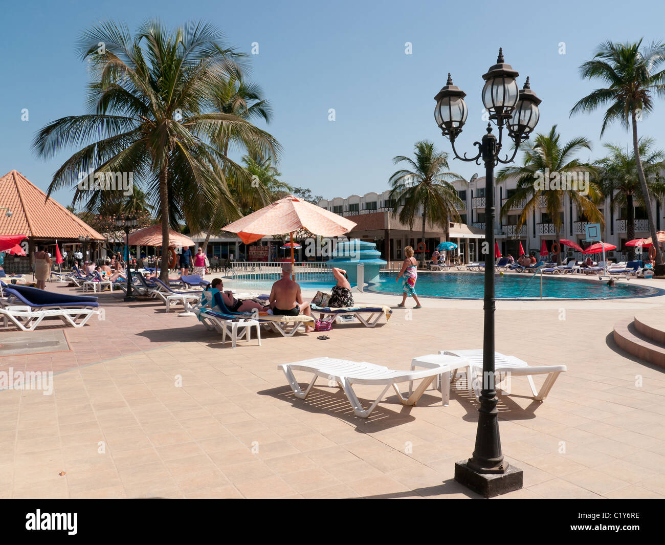 La zona della piscina e lettini del Atlantic Hotel in Banjul (Gambia, Africa occidentale Foto Stock