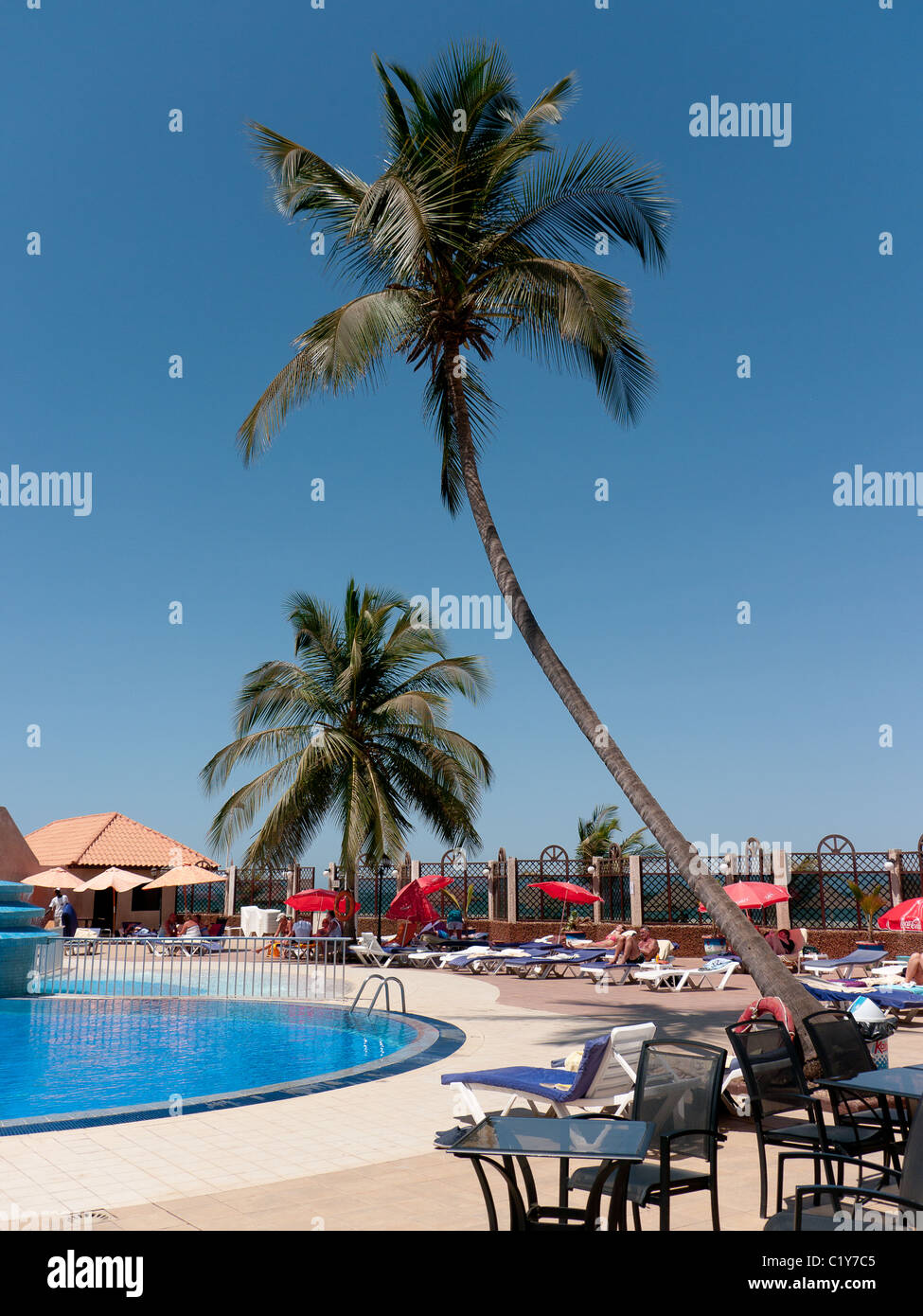 La zona della piscina e lettini del Atlantic Hotel in Banjul (Gambia, Africa occidentale Foto Stock