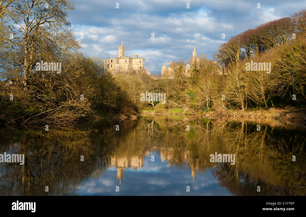 Il castello di Warkworth riflessa nel fiume Coquet. Foto Stock