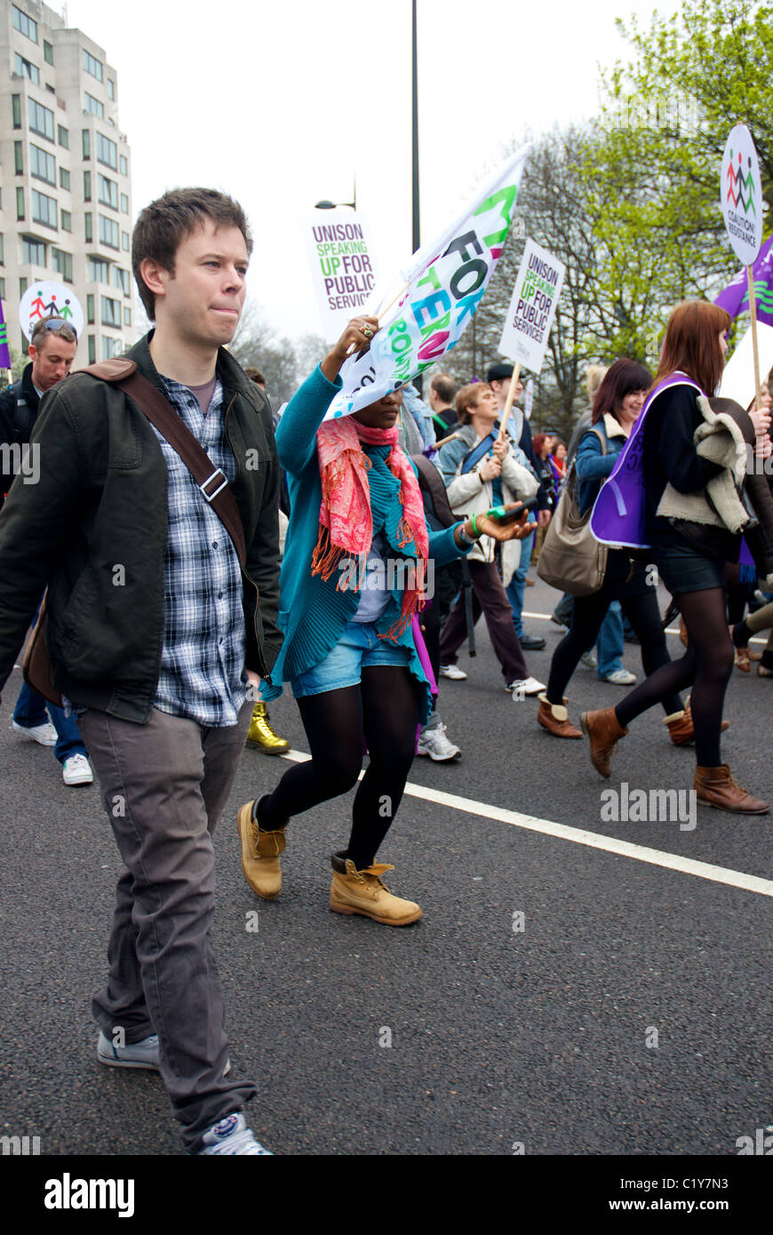 Protester marciando a marzo alternativa per il rally organizzato dalla TUC, Londra, Inghilterra Foto Stock