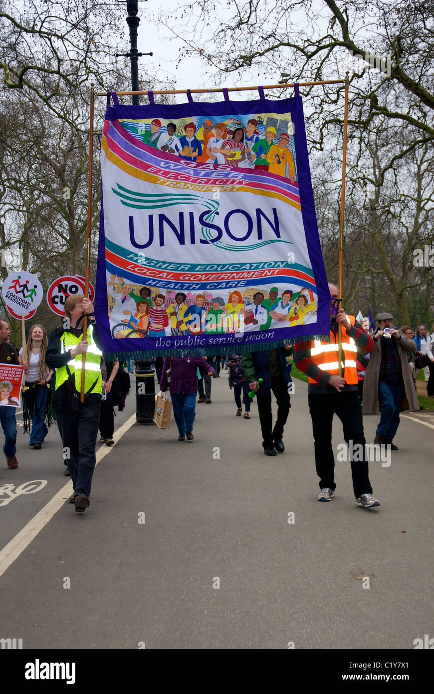 Dimostranti con banner all unisono a marzo alternativa per il rally organizzato dalla TUC, Londra, Inghilterra Foto Stock