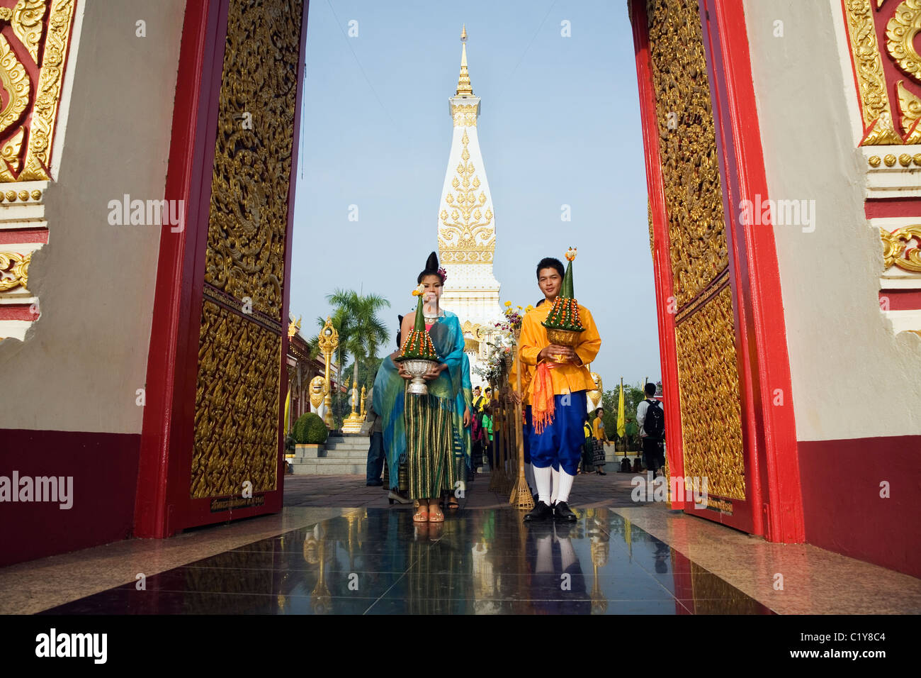 Giovani ballerini adornati in tradizionale alle porte di Wat Phra That Phnom. Che Phnom, Nakhon Phnom provincia, Thailandia Foto Stock