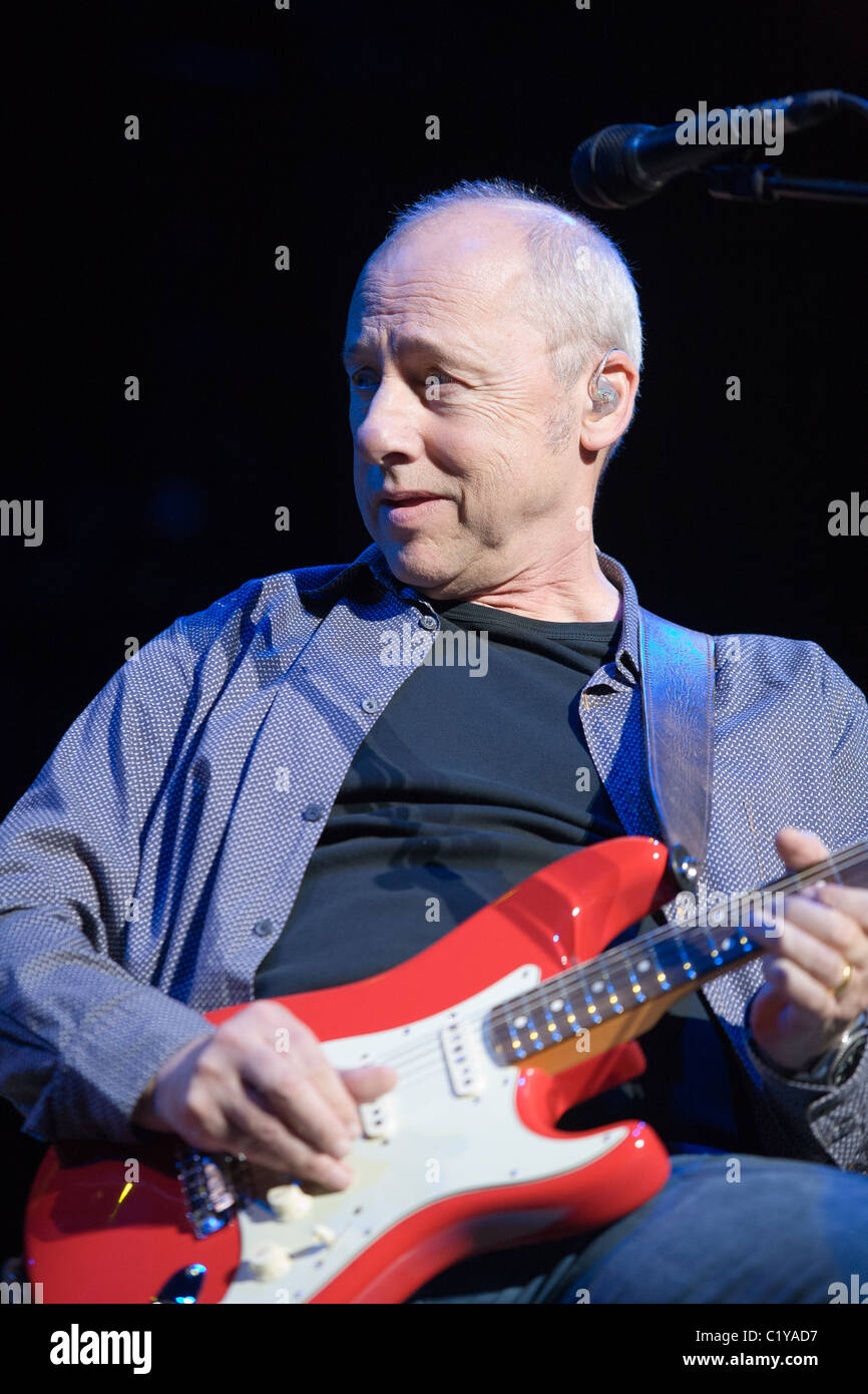 Mark Knopfler eseguire il concerto a Budapest, Ungheria, 2010. Foto Stock