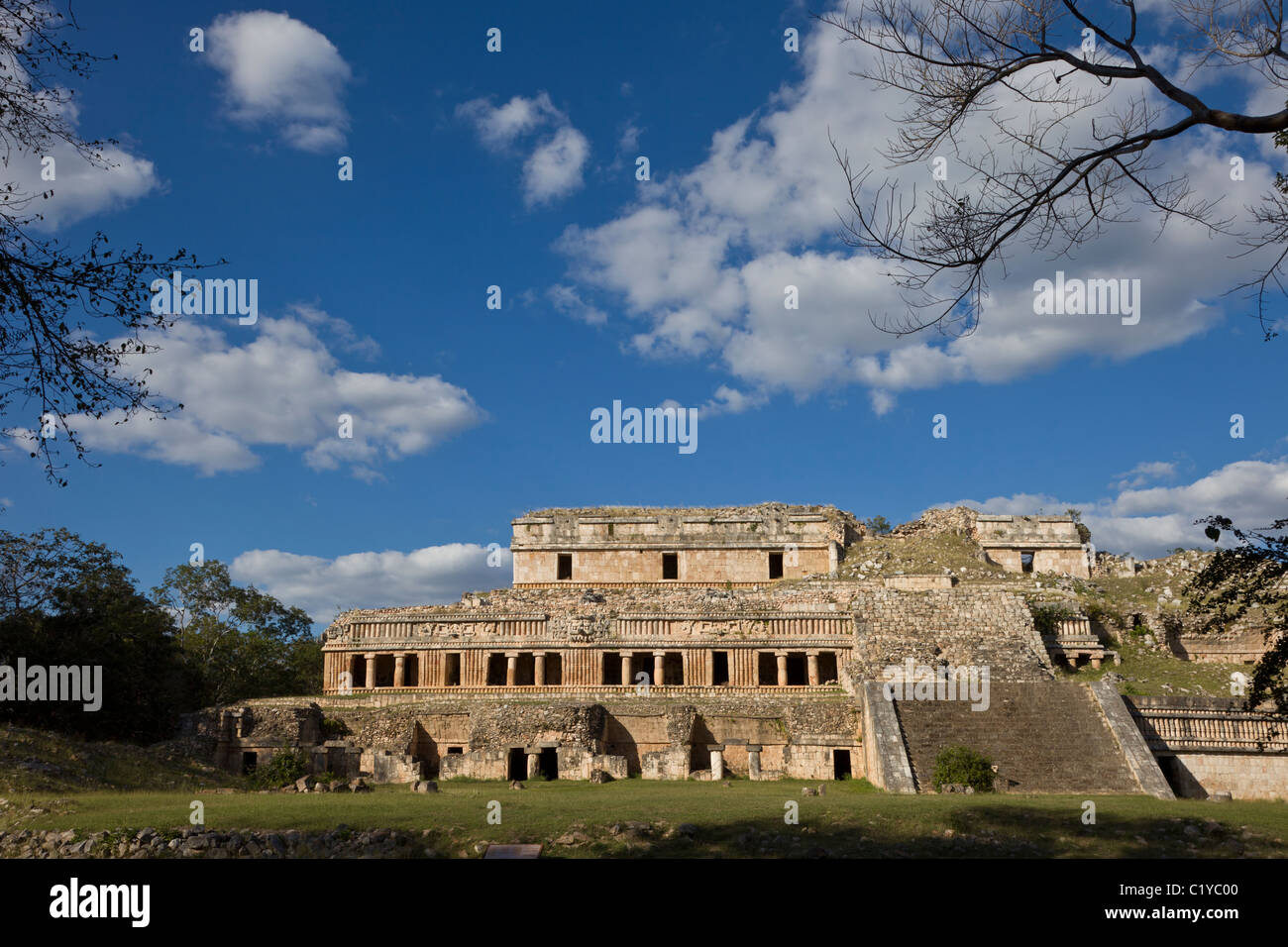 El Palacio o il palazzo al fine Classic le rovine Maya di Sayil lungo la rotta Puuc nella penisola dello Yucatan, Messico. Foto Stock