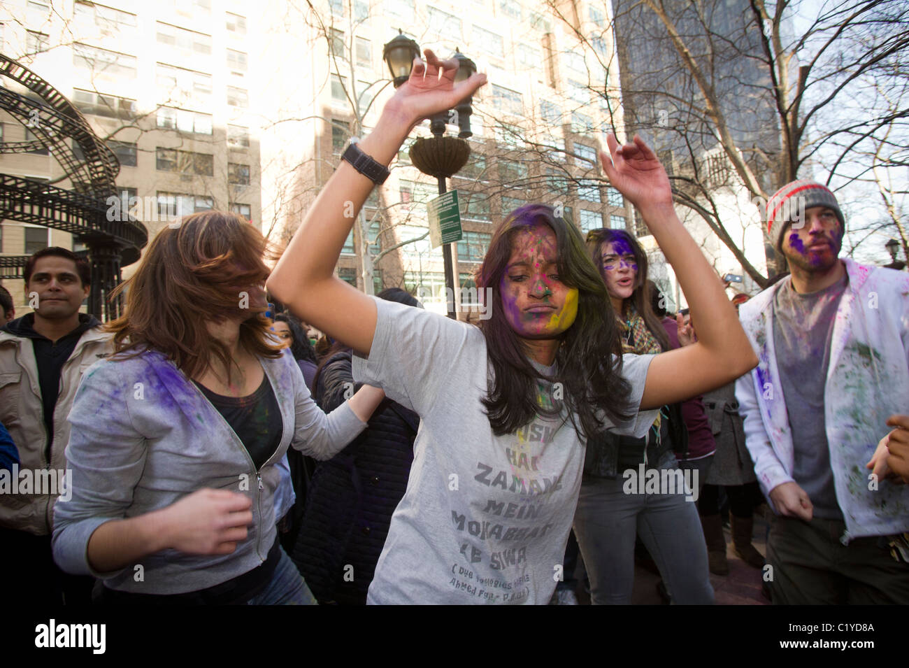 Polvere colorata viene applicata per i volti dei partecipanti come si celebra la vacanza indiano di Holi in New York Foto Stock