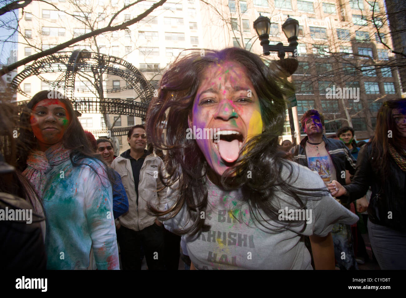 Polvere colorata viene applicata per i volti dei partecipanti come si celebra la vacanza indiano di Holi in New York Foto Stock