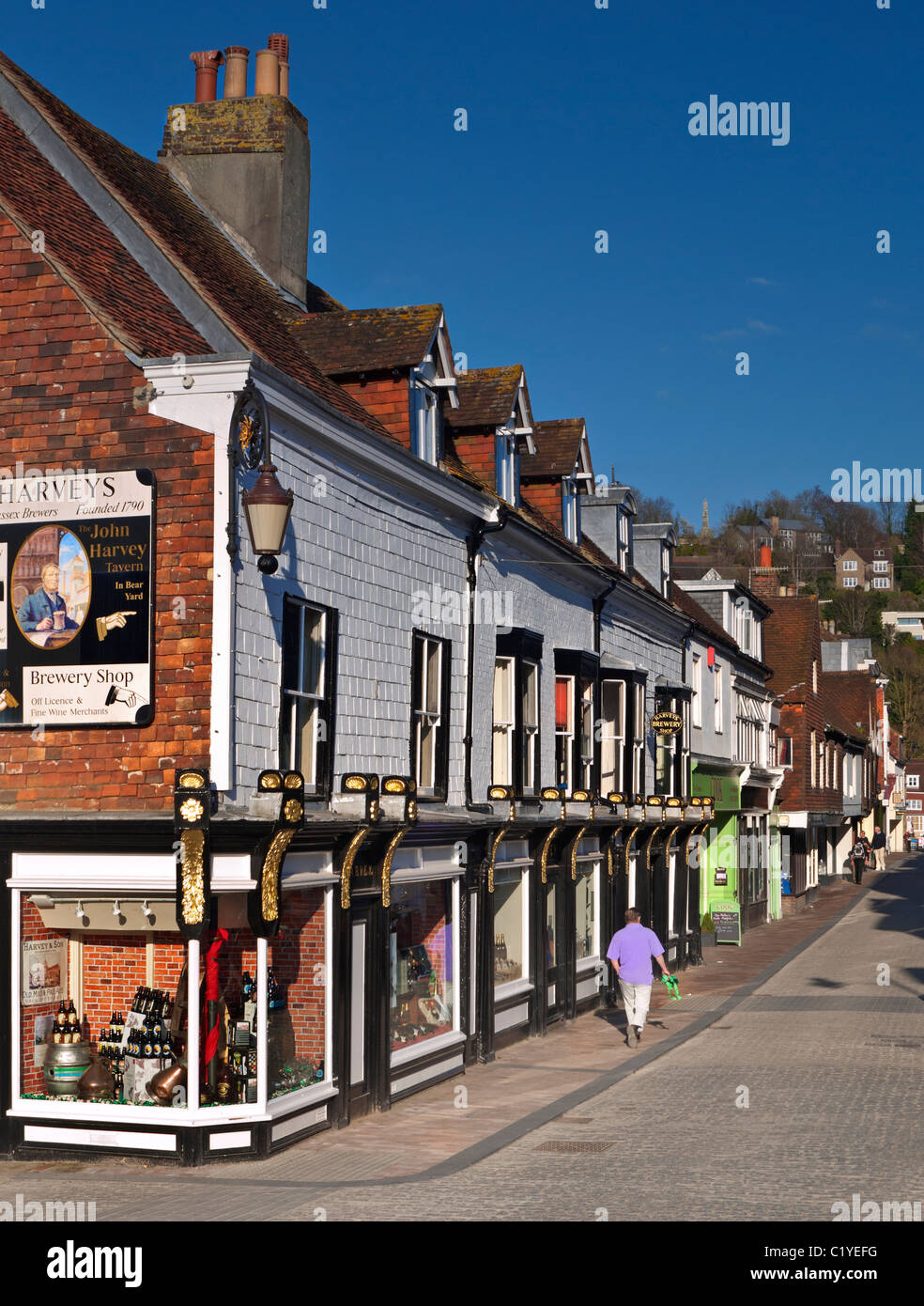 High Street negozi nella tranquilla zona pedonale e Harveys storica Birreria shop abbassare Lewes East Sussex Regno Unito Foto Stock