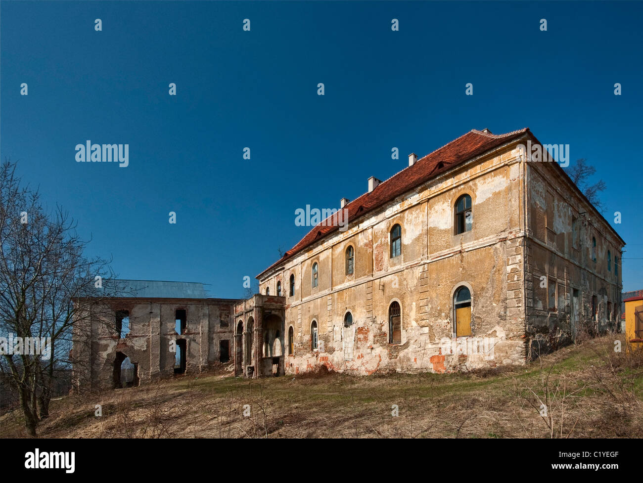 Rovinato palazzo barocco, ex residenza e chiostro cistercense abate nel villaggio di Wierzbna vicino Swidnica e Breslavia, bassa Slesia, Polonia Foto Stock