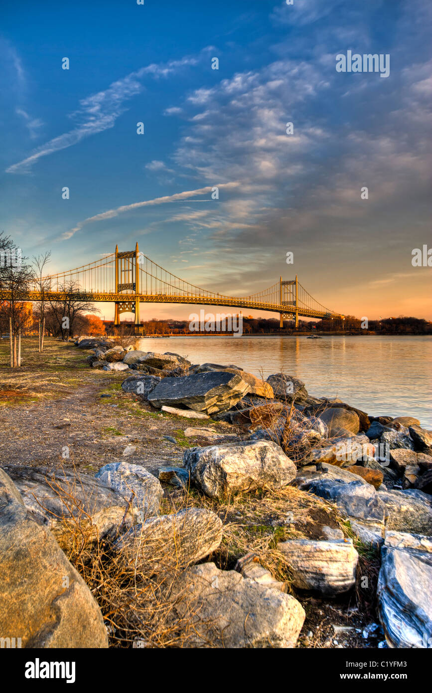 RFK Bridge al tramonto da Ward's Island in East River Foto Stock