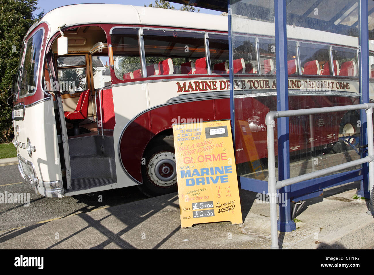 Il "Marine Drive' tour bus che porta i turisti intorno al Great Orme la testa a Llandudno, il Galles del Nord Foto Stock