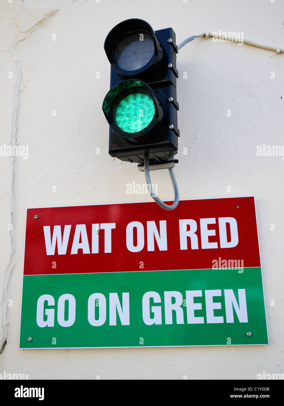 Attendere su red andare sul segnale verde al controllo del traffico di salire a bordo del Bodinnick a Caffa Mill Fowey Cornwall Regno Unito Foto Stock