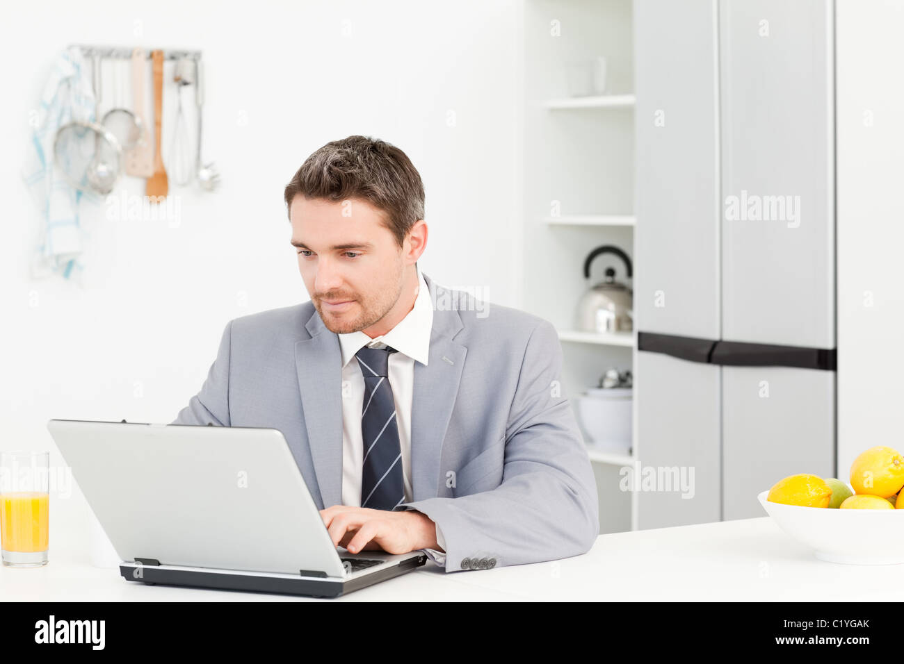 Imprenditore lavorando sul suo computer portatile Foto Stock