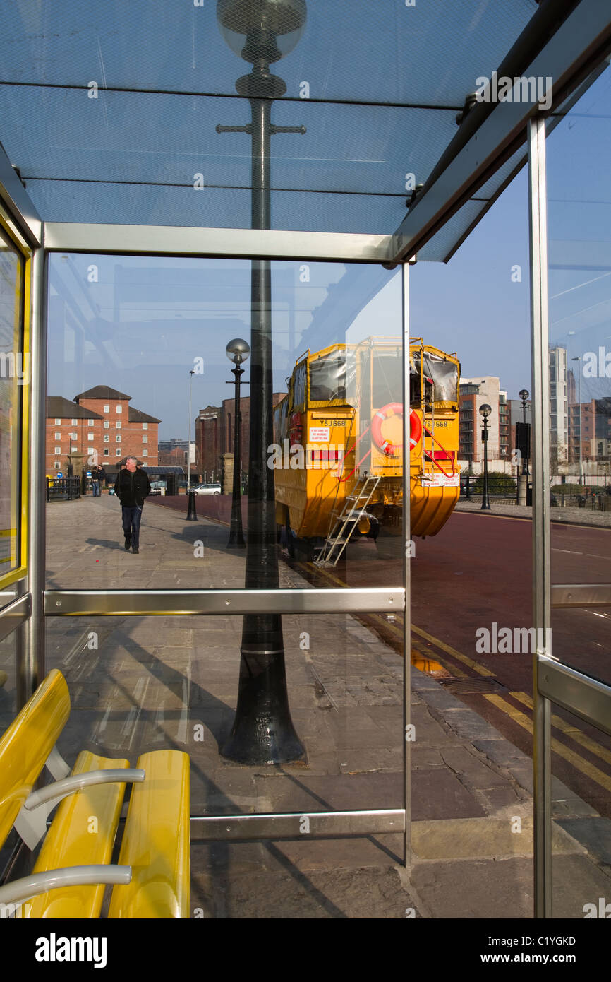 Pensiline autobus, fermata autobus Pensiline attesa. Sei-trazione carrello anfibio DUKW o a Liverpool Fermata Bus, Merseyside, Regno Unito Foto Stock