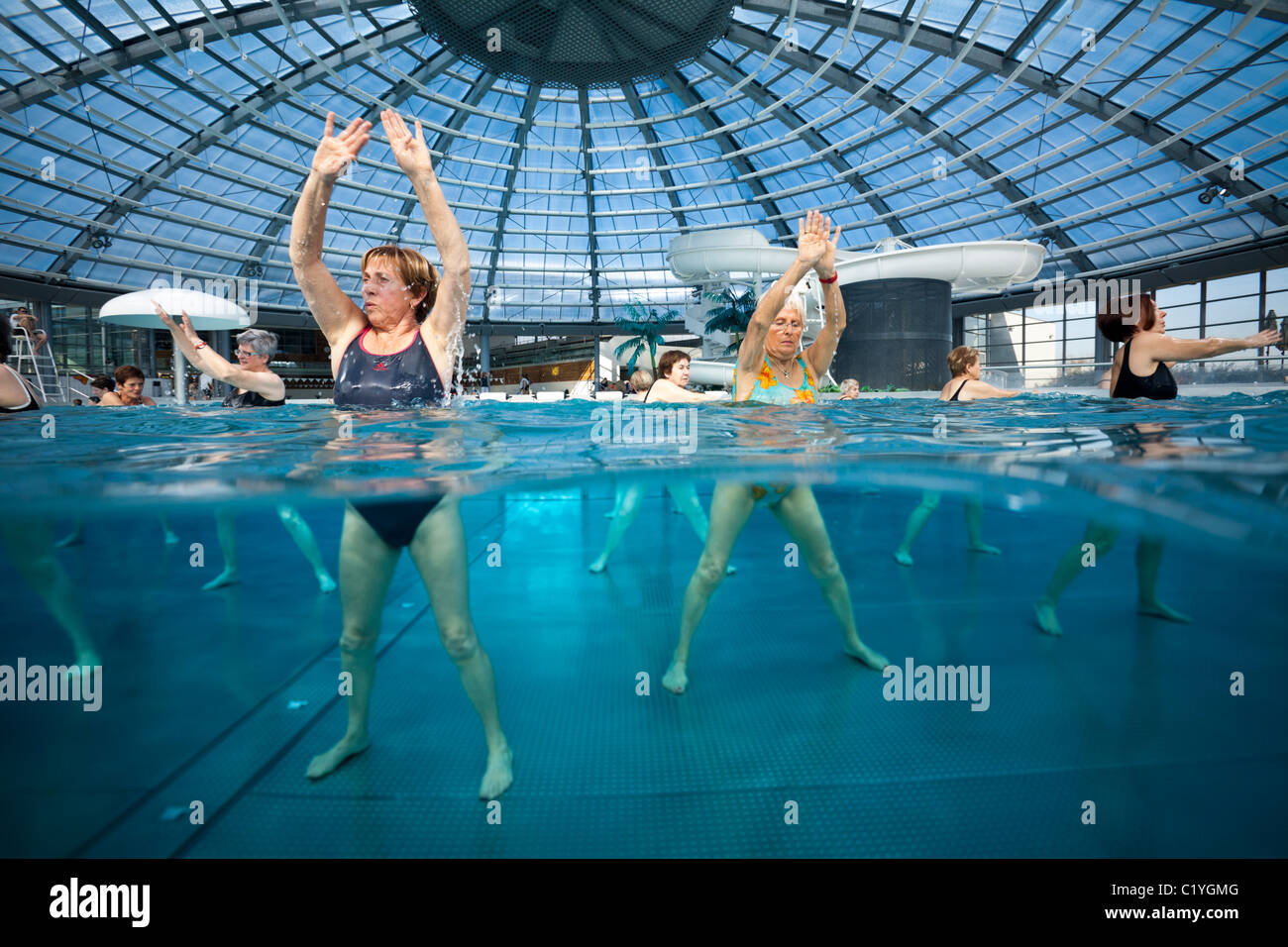 In Vichy piscina, aerobica in acqua sessione per i cittadini anziani (Francia). Foto Stock