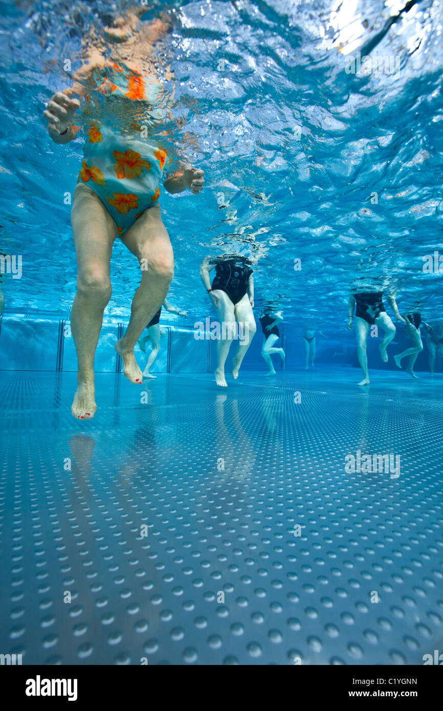 In Vichy piscina, aerobica in acqua sessione per i cittadini anziani (Francia). Foto Stock