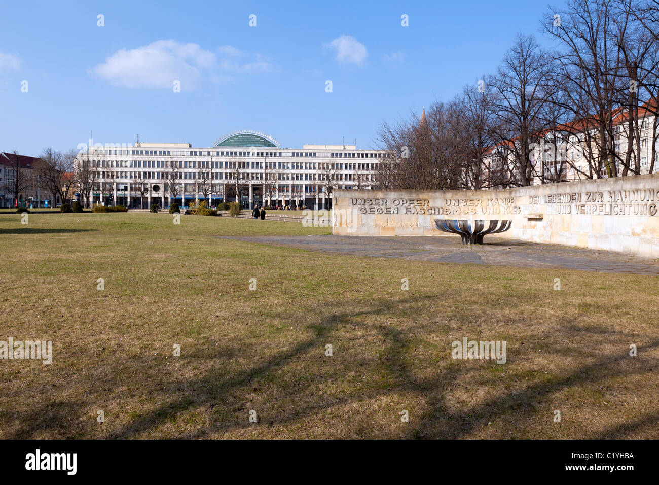 Platz der Einheit con memoriale per le vittime del fascismo e della guerra , Potsdam, Brandeburgo, Germania Foto Stock