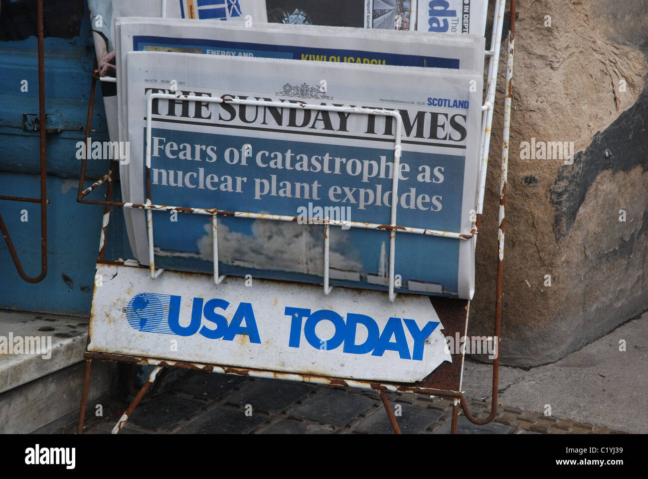 Quotidiano USA Today stand con una copia del Sunday Times al di fuori di un edicola a Edimburgo, Scozia. Foto Stock