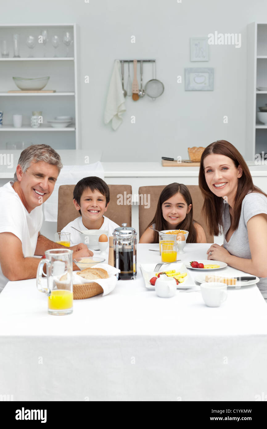 Famiglia con colazione in cucina Foto Stock