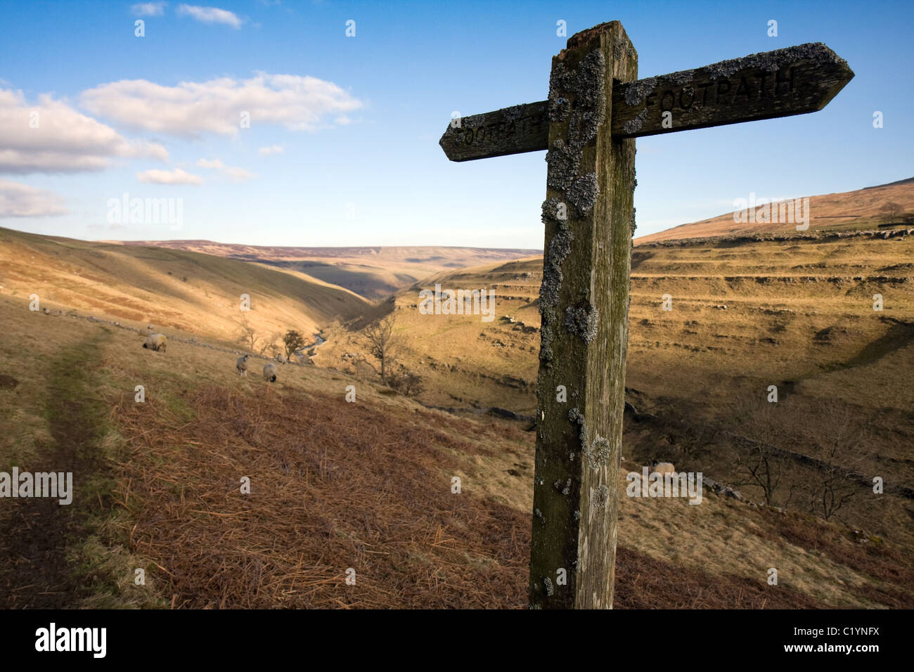 Un cartello al di sopra di Pen-y-Ghent Gill nel Yorkshire Dales Foto Stock