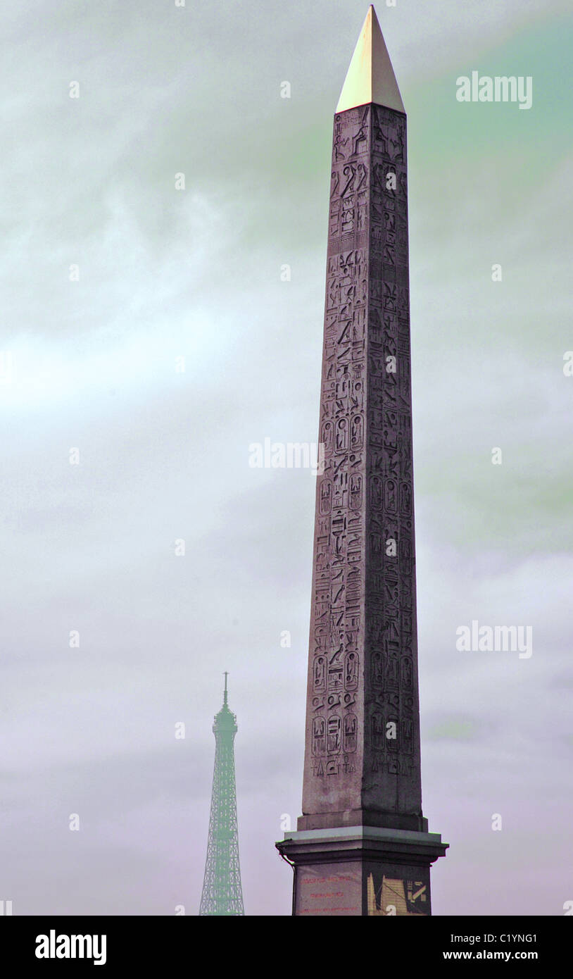 La vista della Torre Eiffel con l'obelisco di Luxor in primo piano da Place de la Concorde, Paris, Francia Foto Stock