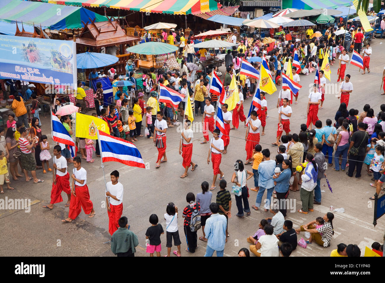 Il castello di cera processione durante il festival di Ok Phansa tenutosi in ottobre. Nakhon Phnom, Nakhon Phnom provincia, Thailandia. Foto Stock