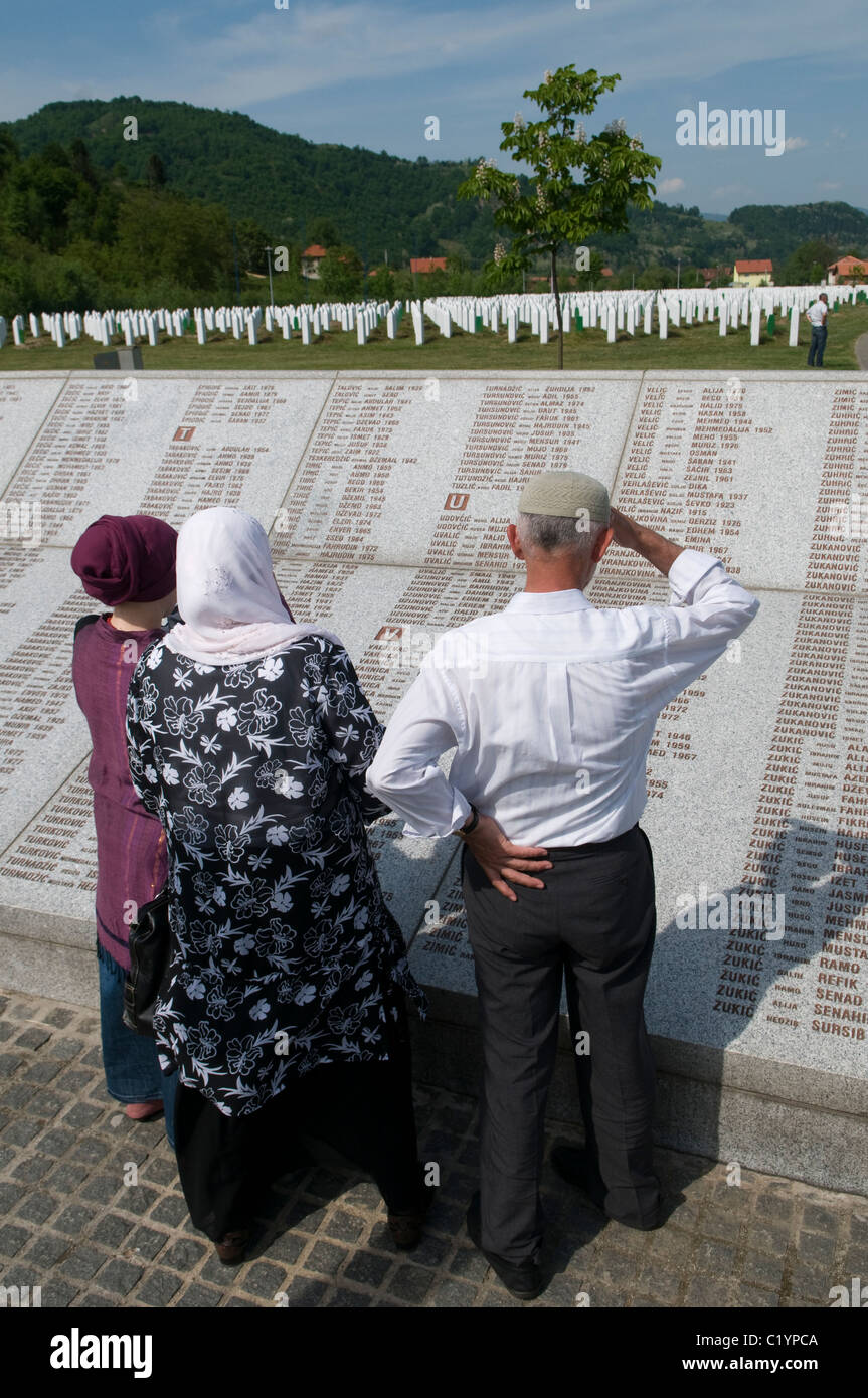 Bosniaci lettura muro dei nomi a Srebrenica Potocari memoriale e cimitero del genocidio per oltre 8000 vittime di 1995 genocidi nella parte più orientale della Republika Srpska, un'entità della Bosnia-Erzegovina Foto Stock