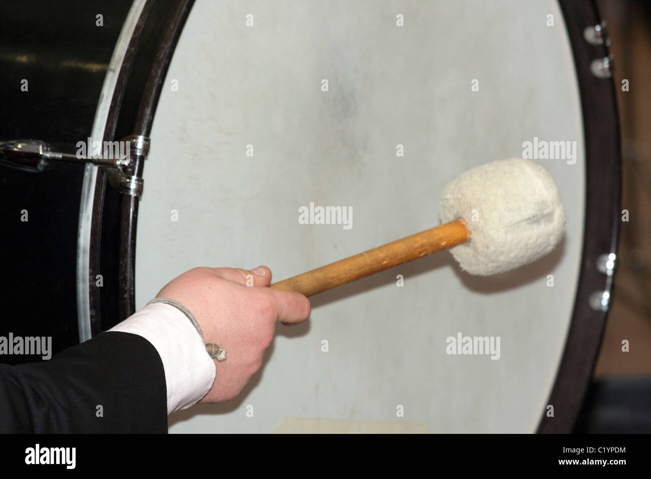 Dettaglio del drumer giocando su un grande tamburo Foto Stock