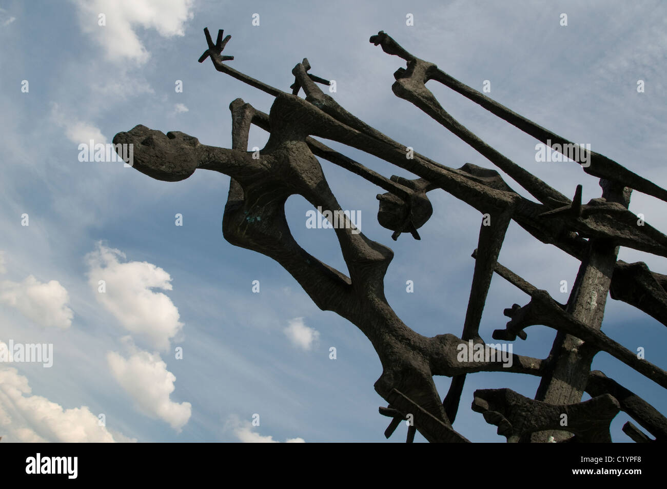 Parte della scultura di Nandor Glid simboleggianti i corpi emaciati dei prigionieri che sono morti di fame e di malattia nel Dachau situato presso il campo di concentramento di Dachau, Baviera, Germania Foto Stock