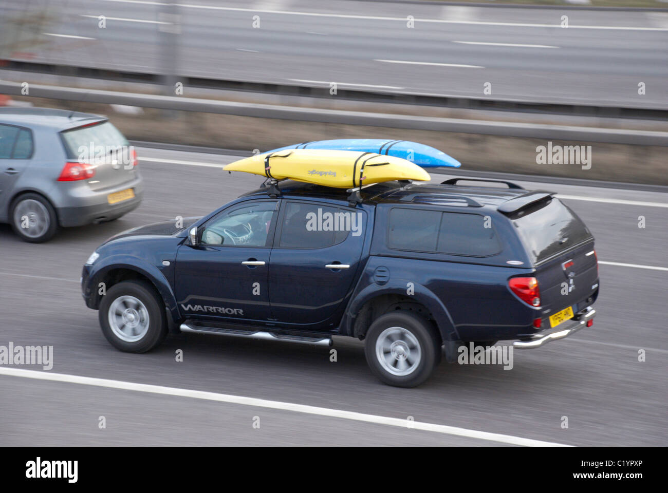 Guerriero Mitsubishi L200 doppia cabina sulla M62 Foto Stock