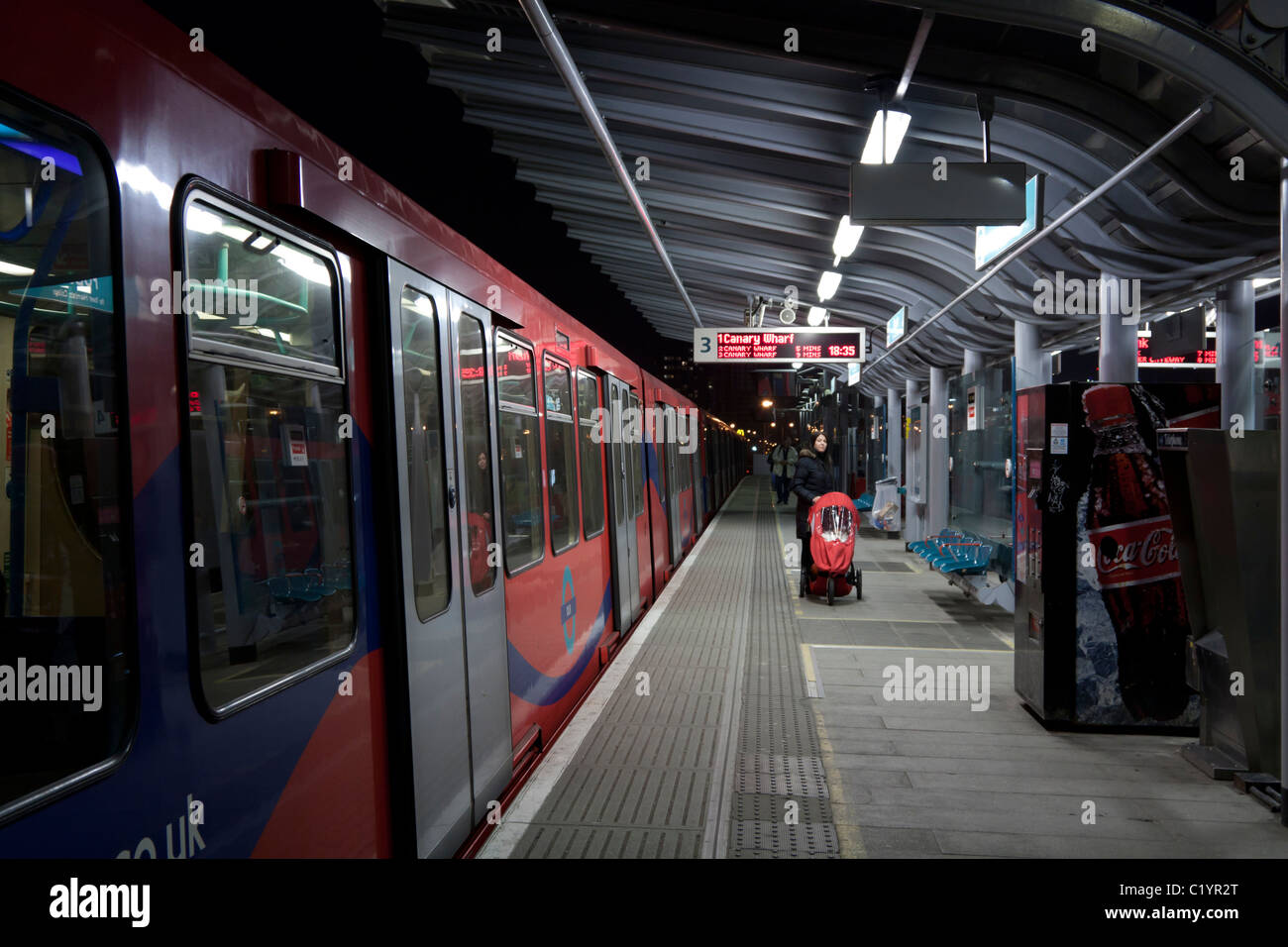 Docklands Light Railway (DLR) - Stazione di Pioppo - Londra Foto Stock