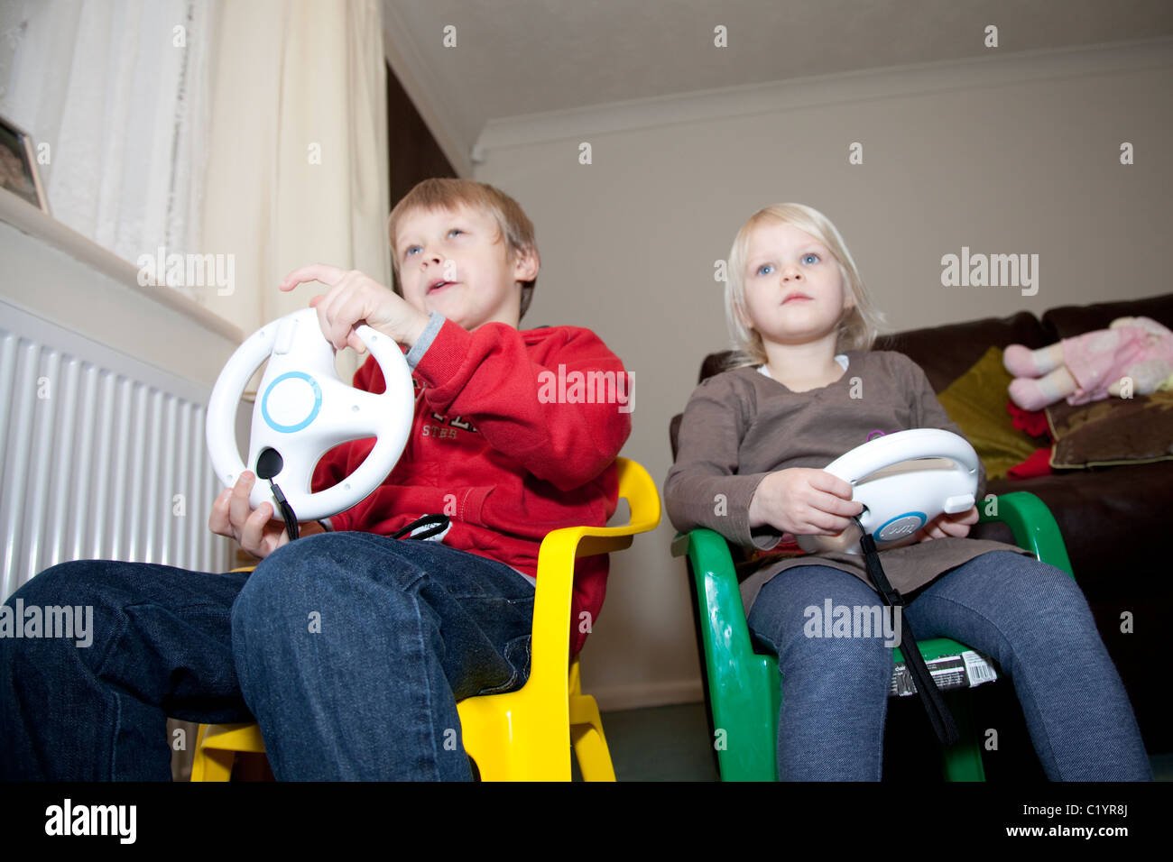 Due giovani bambini che giocano la Nintendo Wii console di gioco Nottingham England Regno Unito Foto Stock