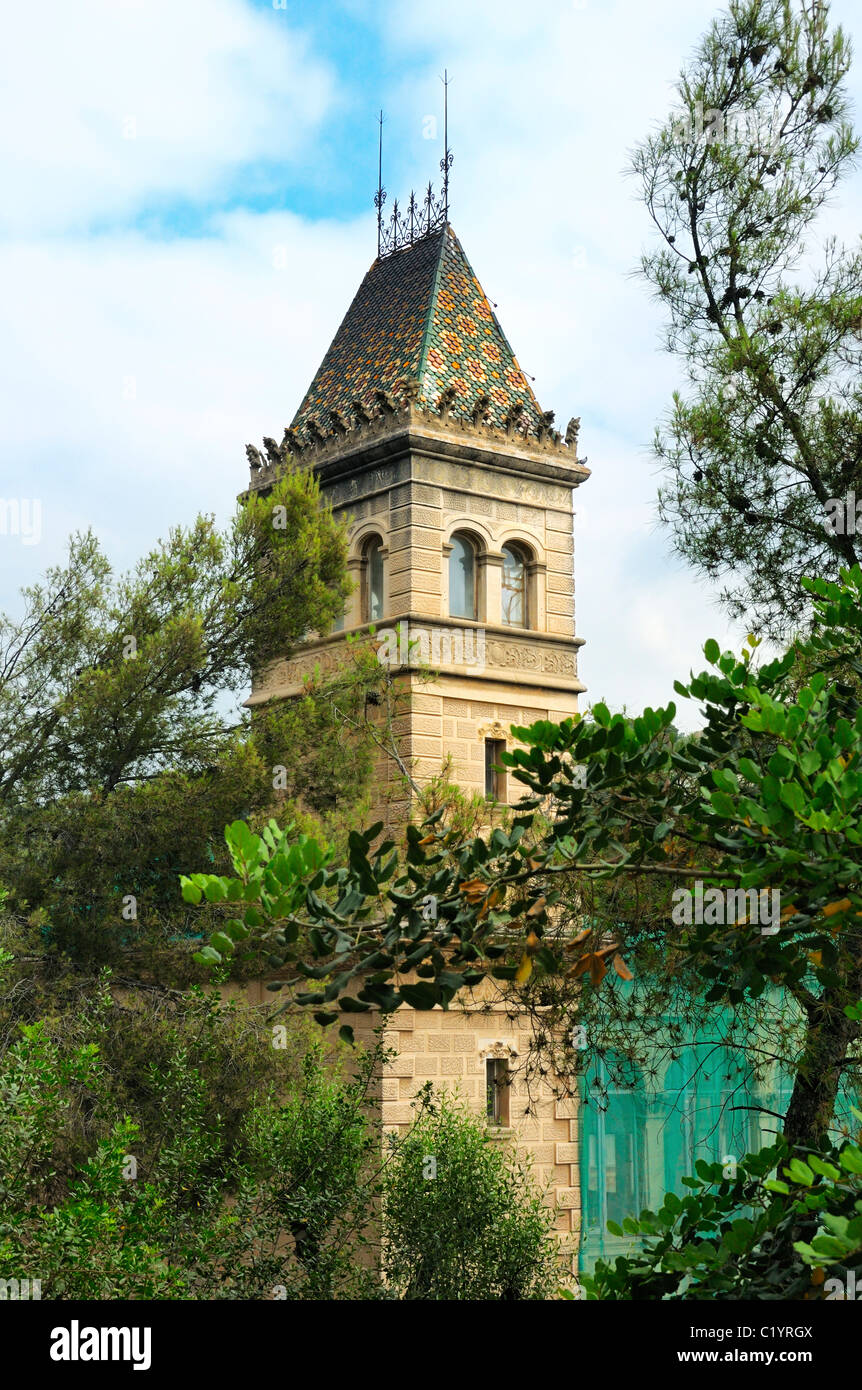 La torre di stile spagnolo edificio nel Parc Guell. Parc Guell, Barcelona, Spagna. Foto Stock