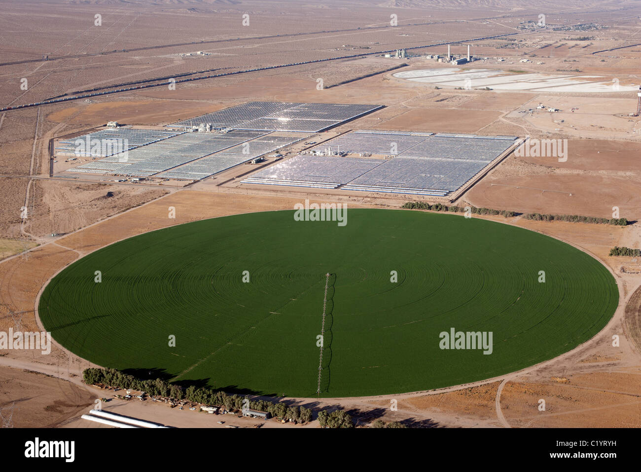 VISTA AEREA. Irrigazione a perno centrale nel deserto del Mojave. Yermo, zona di Barstow, Contea di San Bernardino, California, Stati Uniti. Foto Stock