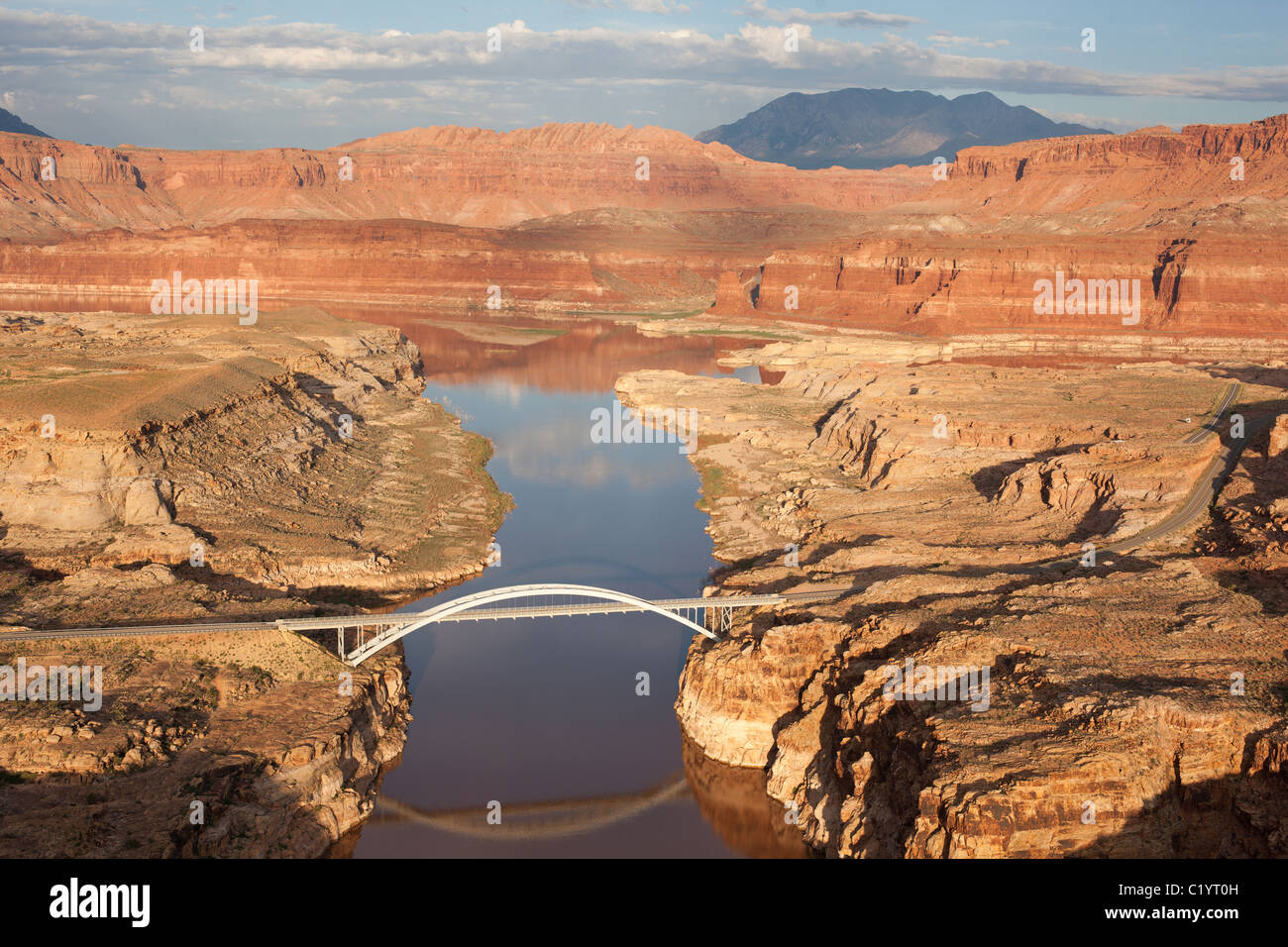 VISTA AEREA. Hite Bridge sul lago Powell. Henry Mountains sullo sfondo. San Juan County, Utah, Stati Uniti. Foto Stock