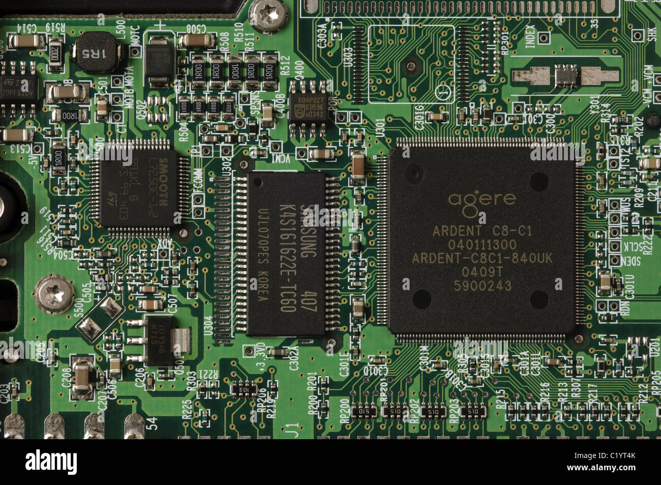 Scheda a circuito stampato - Maxtor hard drive - mostra il Samsung 16Mb H-die chip SDRAM e Agere ardente 8Mb C8-C1 chip cache. Foto Stock