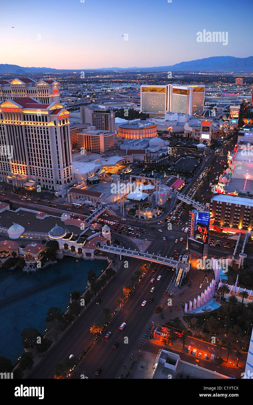 Las Vegas strip vista aerea al crepuscolo con alberghi di lusso e casinò. Foto Stock