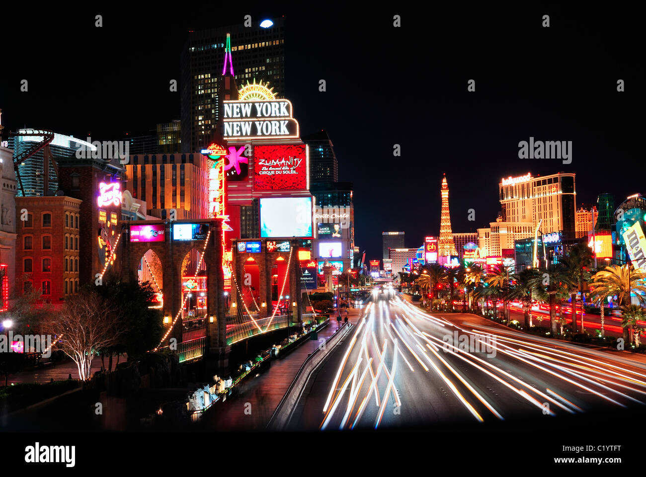 Las Vegas Strip di notte con il traffico intenso Foto Stock