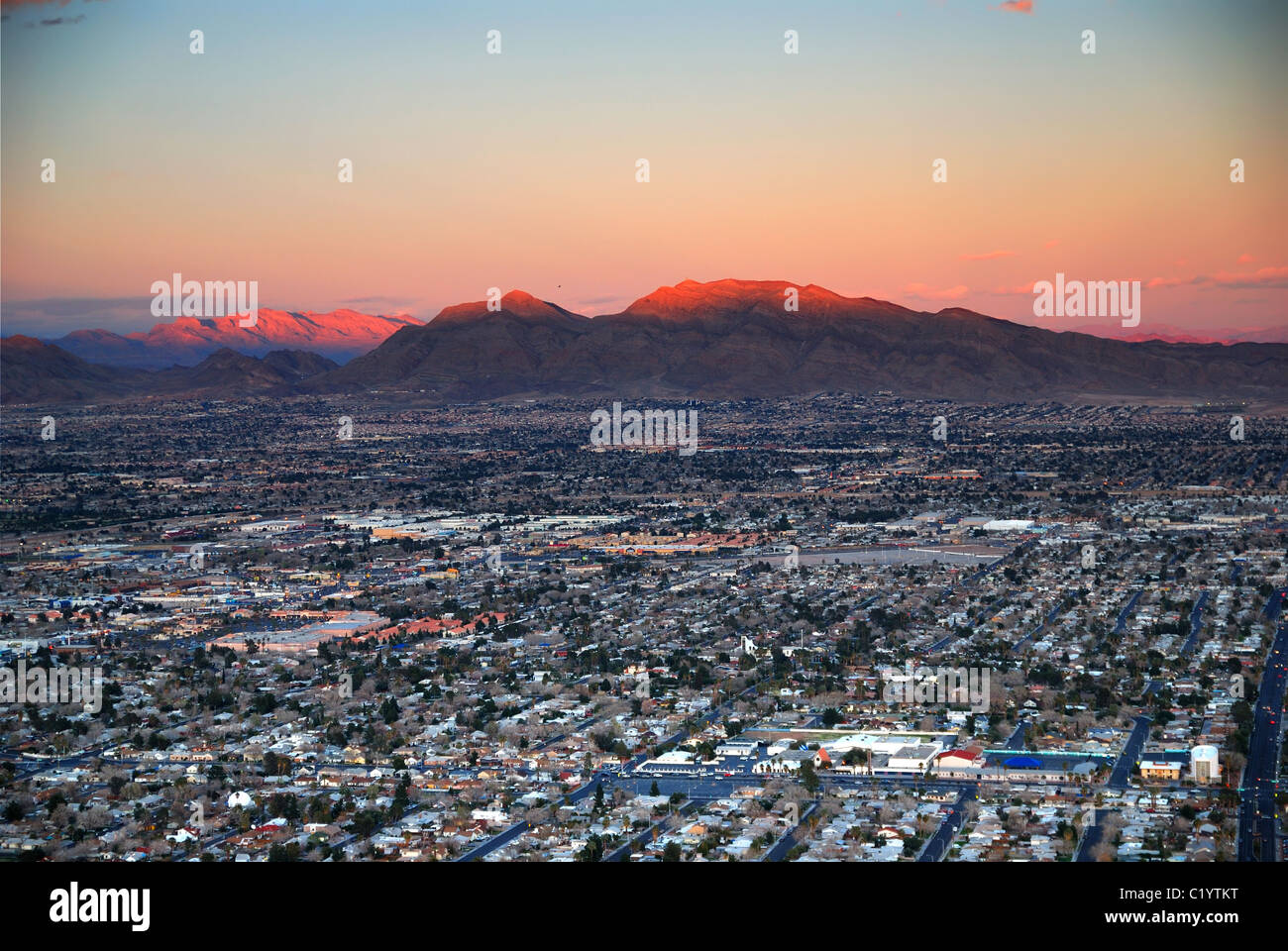 Las Vegas strip vista aerea al tramonto con la montagna, Autostrada, strada e hotel di lusso. Foto Stock