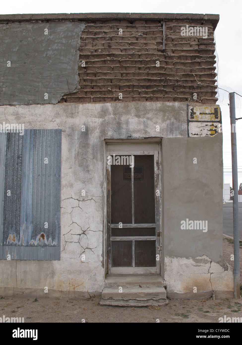 Vecchio rustico edificio adobe in Marfa, Texas Foto Stock