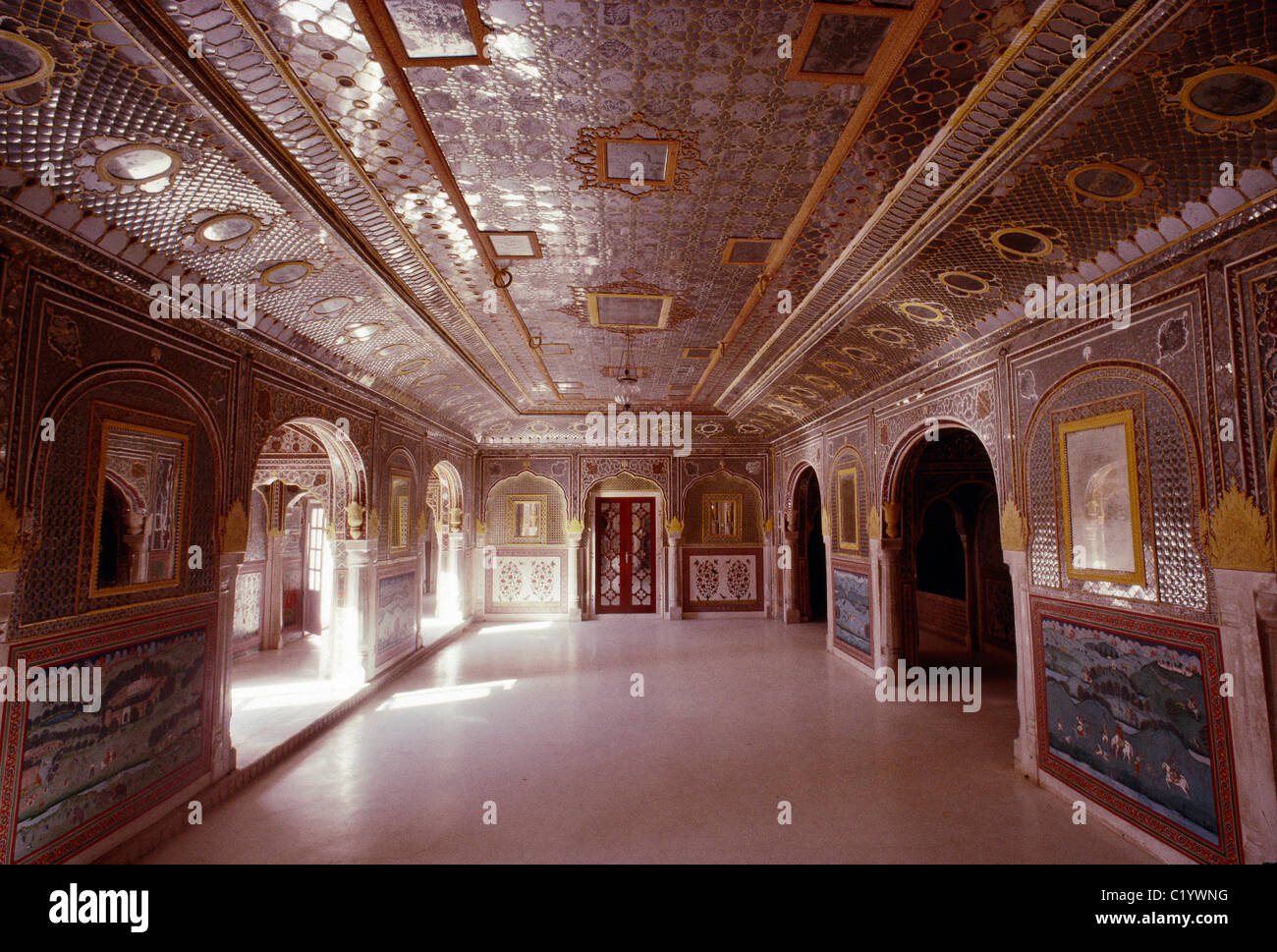 Il salottino di un palazzo costruito per un Maharaja è riempito con piccoli pezzi di taglio di vetro e specchi in Rajasthan, India. Foto Stock