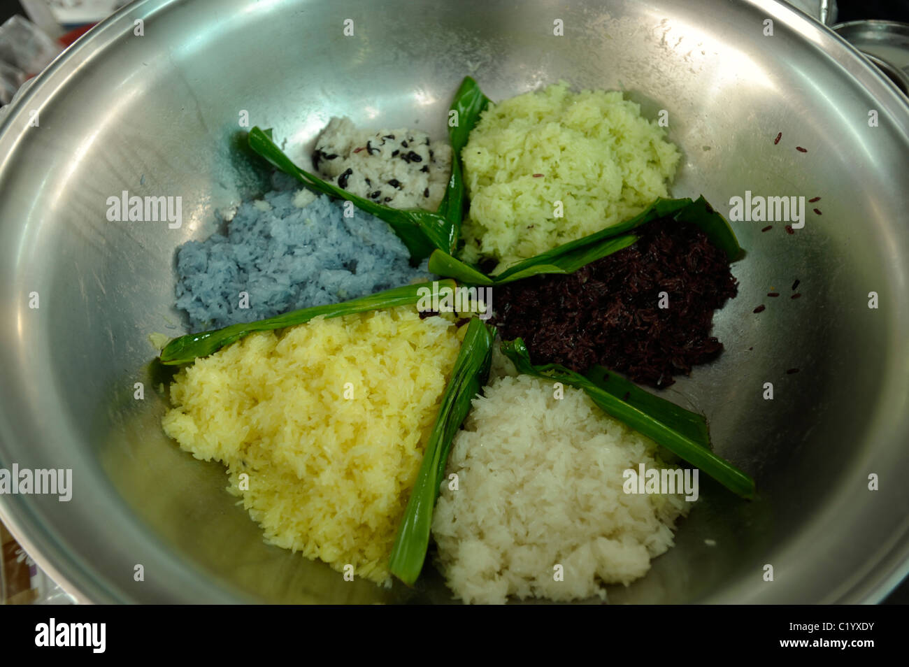 Colori assortiti per riso Thai dessert , food court , bangkok, Thailandia Foto Stock