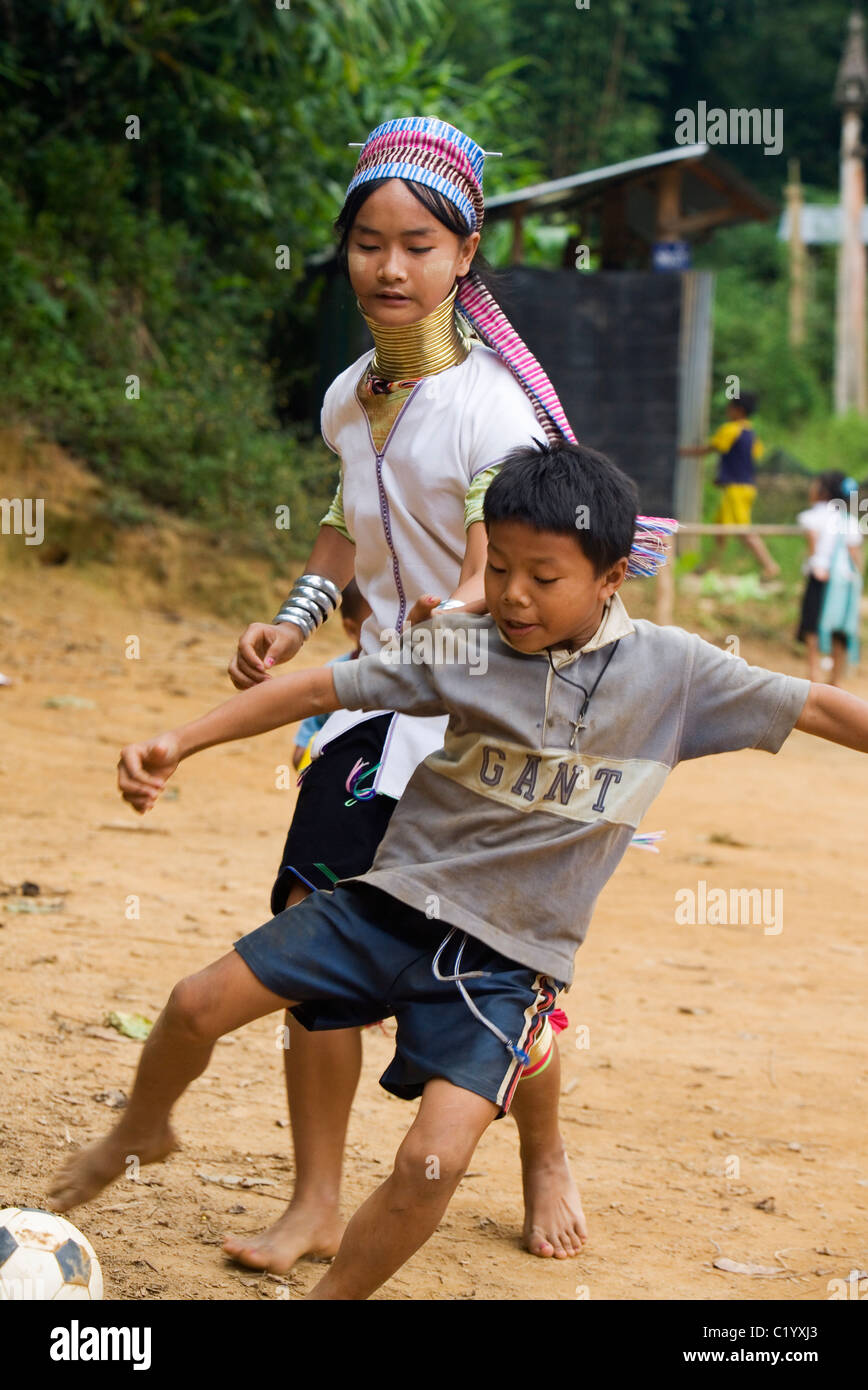 Collo Lungo Paudang i bambini giocano a calcio nel campo di rifugiati di Nai Soi (noto anche come Nupa Ah), Mae Hong Son, Thailandia Foto Stock