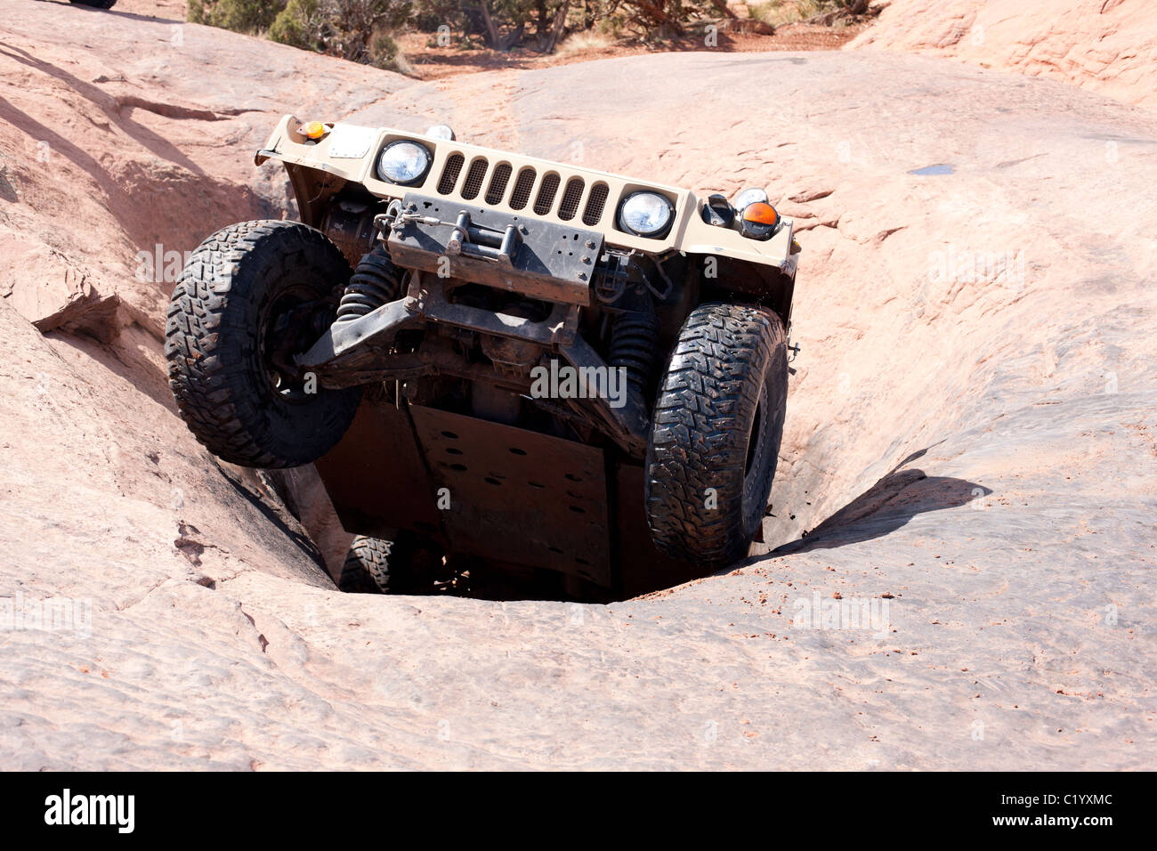 Hummer che utilizza il suo pieno potenziale sulla famosa pietra arenaria slick di Moab, Grand County, Utah, USA. Foto Stock