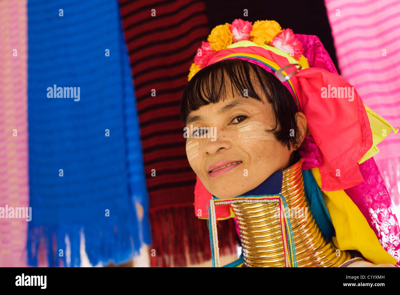 'Lungo collo Paudang" la donna nel campo di rifugiati di Nai Soi (noto anche come Nupa Ah). Nai Soi, Mae Hong Son provincia, Thailandia. Foto Stock