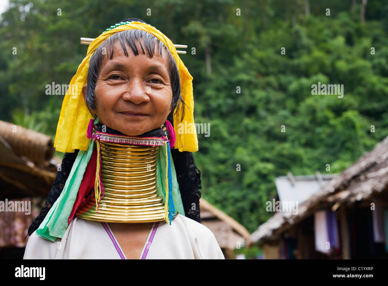 'Lungo collo Paudang" la donna nel campo di rifugiati di Nai Soi (noto anche come Nupa Ah). Nai Soi, Mae Hong Son provincia, Thailandia. Foto Stock