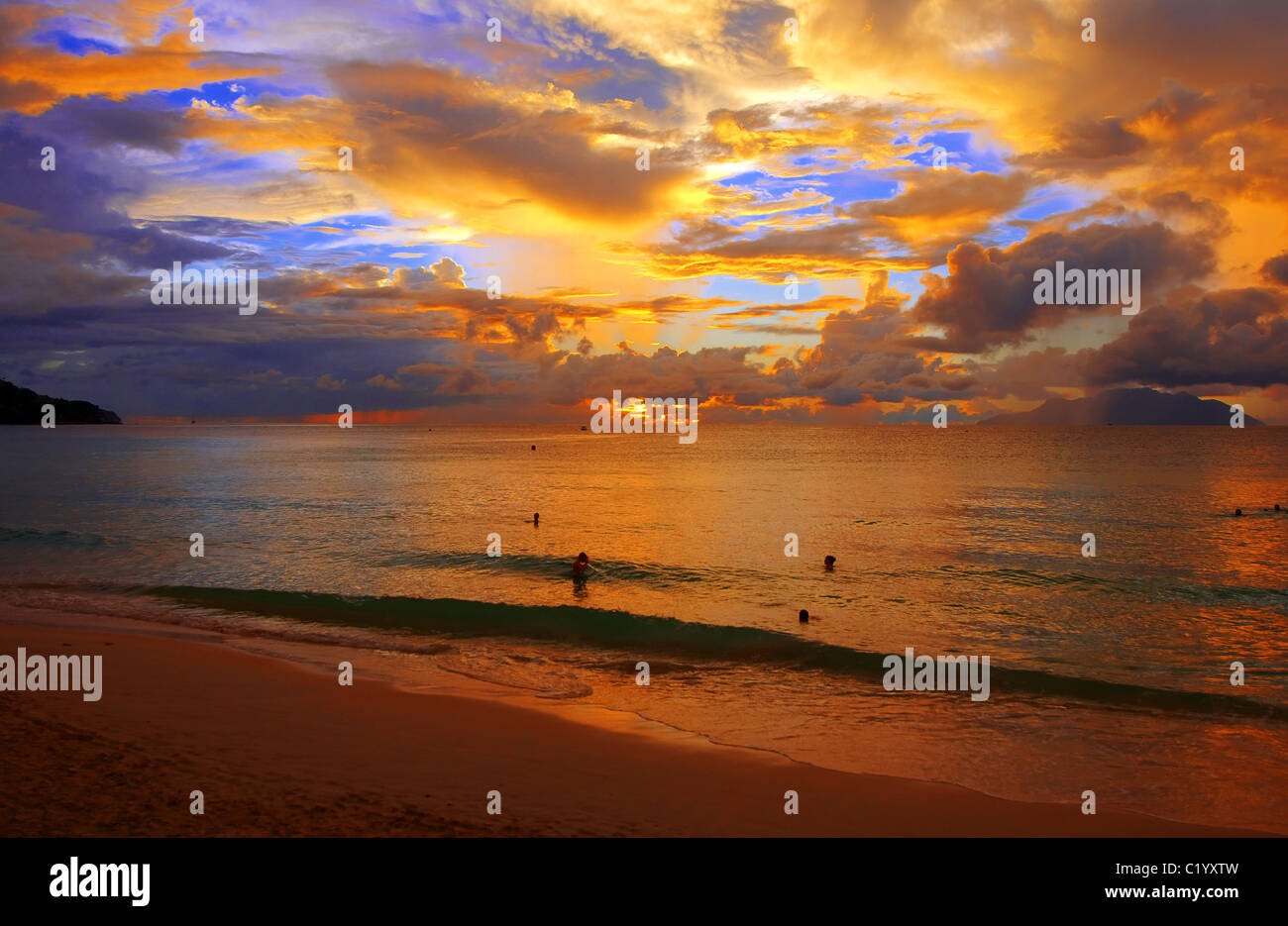 Luminoso e colorato tramonto sull'isola di Mahe, Oceano Indiano, Seychelles, Africa Foto Stock