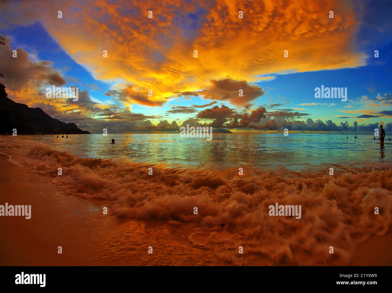Luminoso e colorato tramonto sull'isola di Mahe, Oceano Indiano, Seychelles, Africa Foto Stock