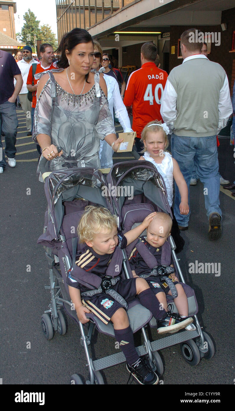 Dirk Kuyt la moglie Gertrude a Liverpool v Burnley partita di calcio ad Anfield. Liverpool, in Inghilterra - 12.09.09 Foto Stock