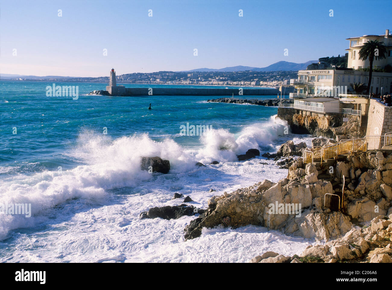 Mare mosso in Nizza vicino alla spiaggia chiamata "La Reserve" Foto Stock